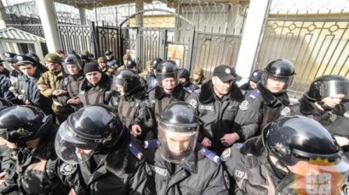 Одесские активисты штурмовали Генконсульство РФ