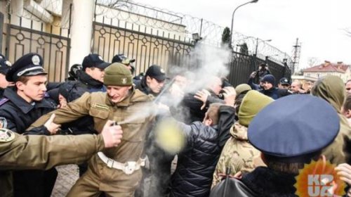 Одесские активисты штурмовали Генконсульство РФ