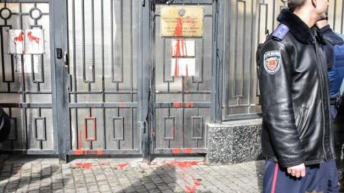 Одесские активисты штурмовали Генконсульство РФ