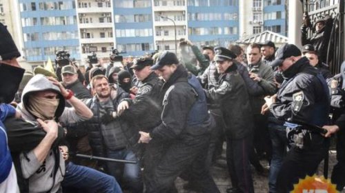 Одесские активисты штурмовали Генконсульство РФ