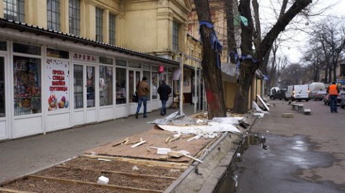 Тротуар возле Нового рынка освободили от МАФов