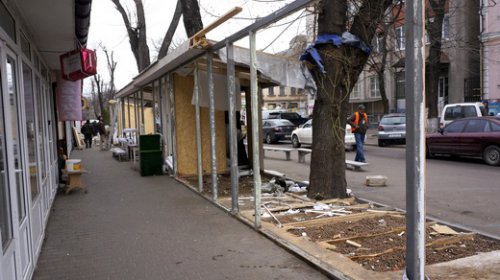 Тротуар возле Нового рынка освободили от МАФов