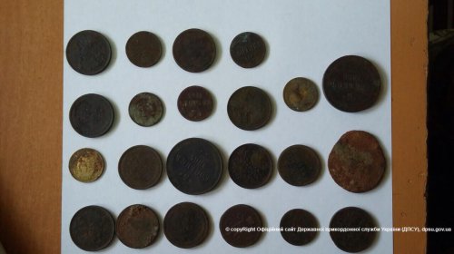Одесские пограничники не дали вывезти в Россию старинные монеты