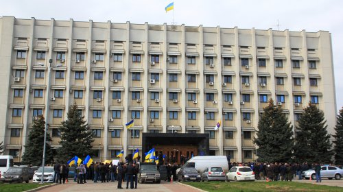 Покрышки под ОГА: жители Килии и «Автомайдан» требовали отремонтировать дороги