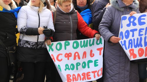 Покрышки под ОГА: жители Килии и «Автомайдан» требовали отремонтировать дороги
