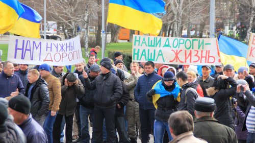 Покрышки под ОГА: жители Килии и «Автомайдан» требовали отремонтировать дороги