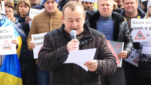 Покрышки под ОГА: жители Килии и «Автомайдан» требовали отремонтировать дороги