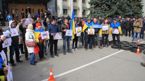 Покрышки под ОГА: жители Килии и «Автомайдан» требовали отремонтировать дороги