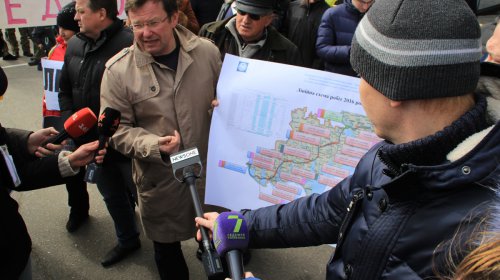 Покрышки под ОГА: жители Килии и «Автомайдан» требовали отремонтировать дороги