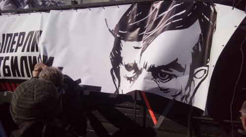 Митингующие под мэрией сорвали баннер против Саакашвили с «Дарт-мобиля»