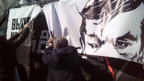 Митингующие под мэрией сорвали баннер против Саакашвили с «Дарт-мобиля»