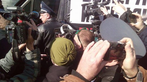 Митингующие под мэрией сорвали баннер против Саакашвили с «Дарт-мобиля»