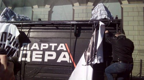 Митингующие под мэрией сорвали баннер против Саакашвили с «Дарт-мобиля»