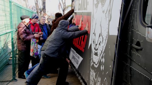 Митингующие под мэрией сорвали баннер против Саакашвили с «Дарт-мобиля»