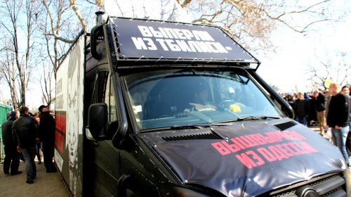 Митингующие под мэрией сорвали баннер против Саакашвили с «Дарт-мобиля»