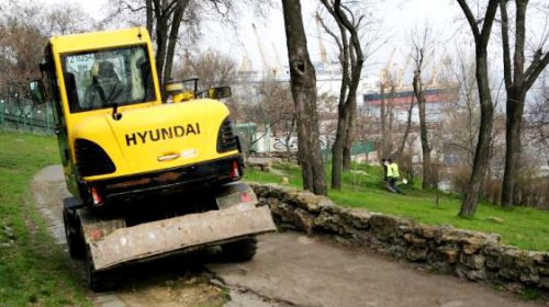 В Стамбульском парке восстанавливают старинный грот  (фоторепортаж)