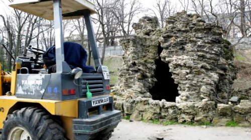В Стамбульском парке восстанавливают старинный грот  (фоторепортаж)