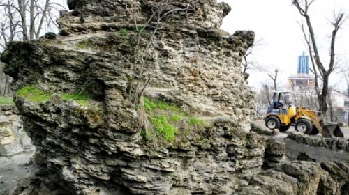 В Стамбульском парке восстанавливают старинный грот  (фоторепортаж)