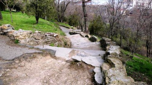 В Стамбульском парке восстанавливают старинный грот  (фоторепортаж)
