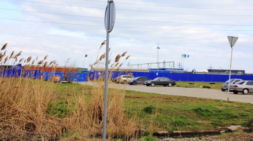 Вырванный Саакашвили дорожный знак вернули на место