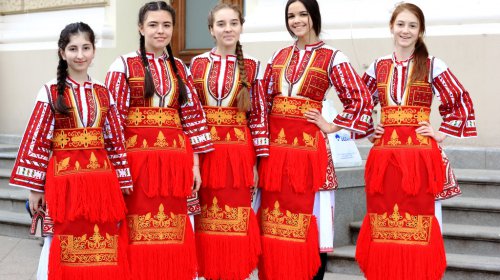 Болгары у Одесского оперного театра попрощались с Бабой Мартой (фоторепортаж)