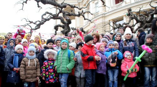 Болгары у Одесского оперного театра попрощались с Бабой Мартой (фоторепортаж)