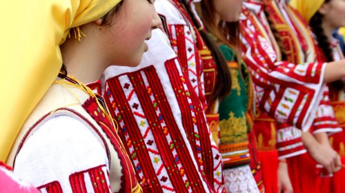 Болгары у Одесского оперного театра попрощались с Бабой Мартой (фоторепортаж)