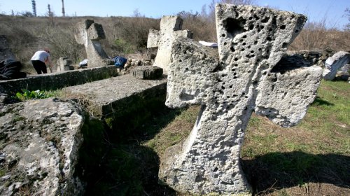 Одесситы убрали кладбище Сотниковской сечи (фоторепортаж)