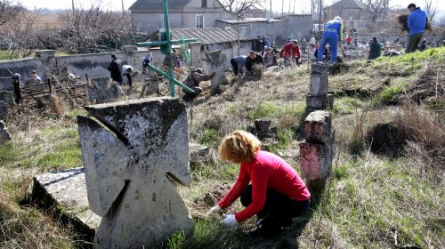 Одесситы убрали кладбище Сотниковской сечи (фоторепортаж)