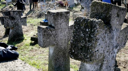 Одесситы убрали кладбище Сотниковской сечи (фоторепортаж)