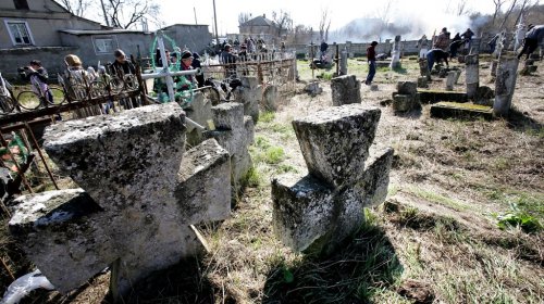 Одесситы убрали кладбище Сотниковской сечи (фоторепортаж)