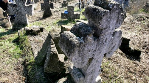 Одесситы убрали кладбище Сотниковской сечи (фоторепортаж)