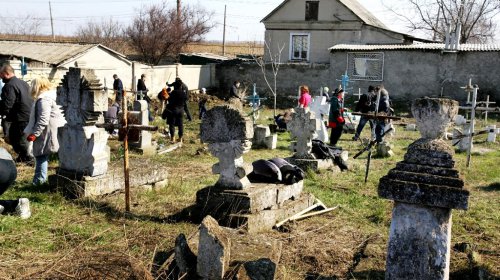 Одесситы убрали кладбище Сотниковской сечи (фоторепортаж)