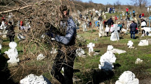 Одесситы убрали кладбище Сотниковской сечи (фоторепортаж)