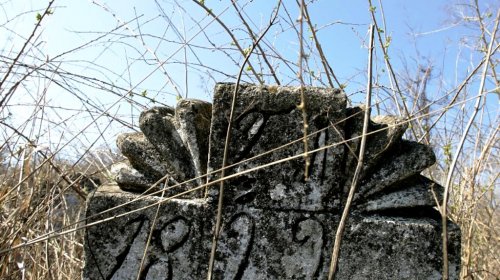 Одесситы убрали кладбище Сотниковской сечи (фоторепортаж)