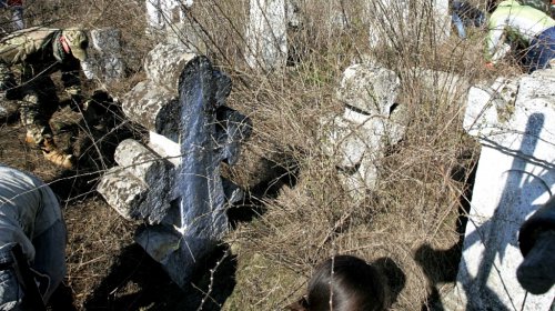 Одесситы убрали кладбище Сотниковской сечи (фоторепортаж)