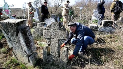 Одесситы убрали кладбище Сотниковской сечи (фоторепортаж)