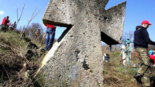 Одесситы убрали кладбище Сотниковской сечи (фоторепортаж)