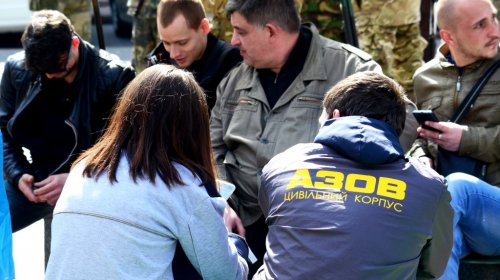 Покрышки и повешенное чучело: активисты ждут прокурора Одесской области