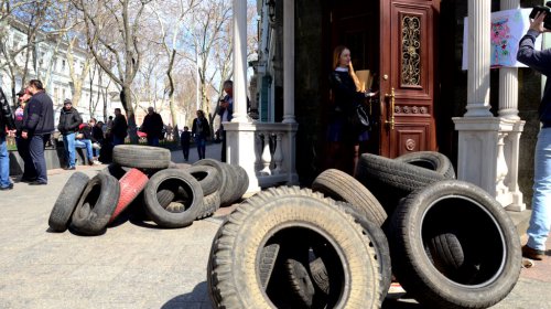 Покрышки и повешенное чучело: активисты ждут прокурора Одесской области