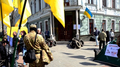 Покрышки и повешенное чучело: активисты ждут прокурора Одесской области