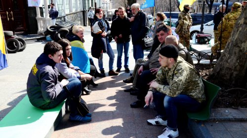 Покрышки и повешенное чучело: активисты ждут прокурора Одесской области