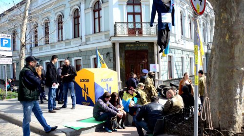 Покрышки и повешенное чучело: активисты ждут прокурора Одесской области