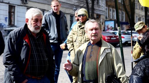 Покрышки и повешенное чучело: активисты ждут прокурора Одесской области
