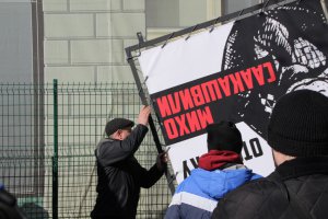 Митингующие под мэрией сорвали баннер против Саакашвили с «Дарт-мобиля»