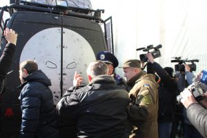 Митингующие под мэрией сорвали баннер против Саакашвили с «Дарт-мобиля»