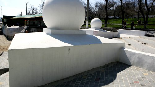 Рабочие благоустраивают Ланжерон (фоторепортаж)