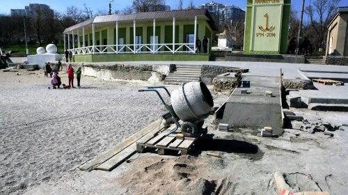 Рабочие благоустраивают Ланжерон (фоторепортаж)