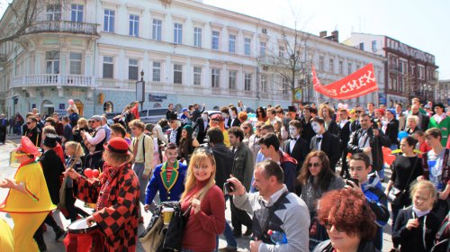 Клоуны со всего мира прошлись парадом по центру Одессы (фоторепортаж)