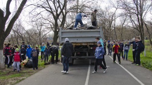 В уборке склонов вдоль Трассы здоровья приняли участие более 500 одесситов